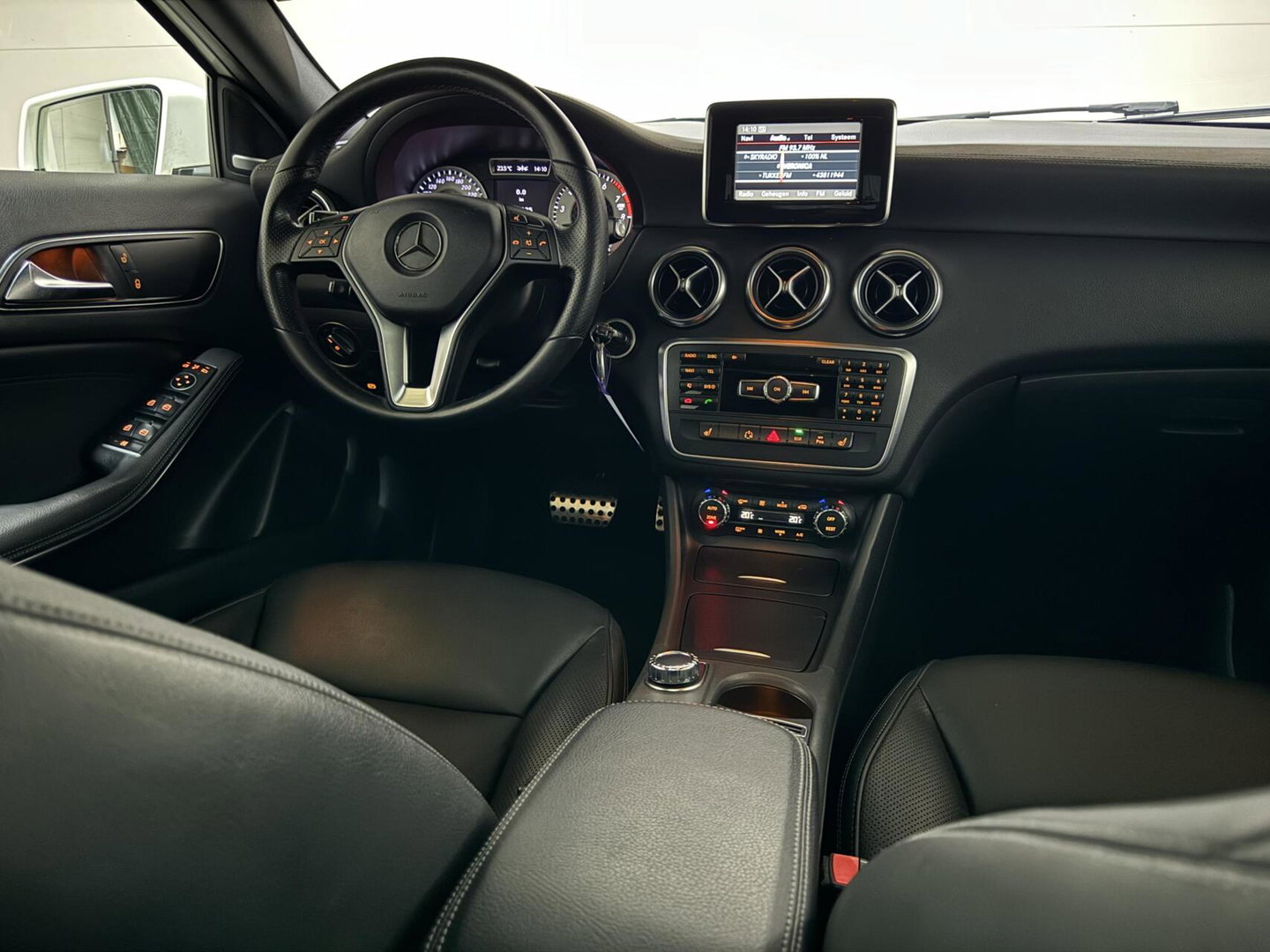 Mercedes-Benz A-Klasse 200 AMG Pano Leer H/K Camera NAP