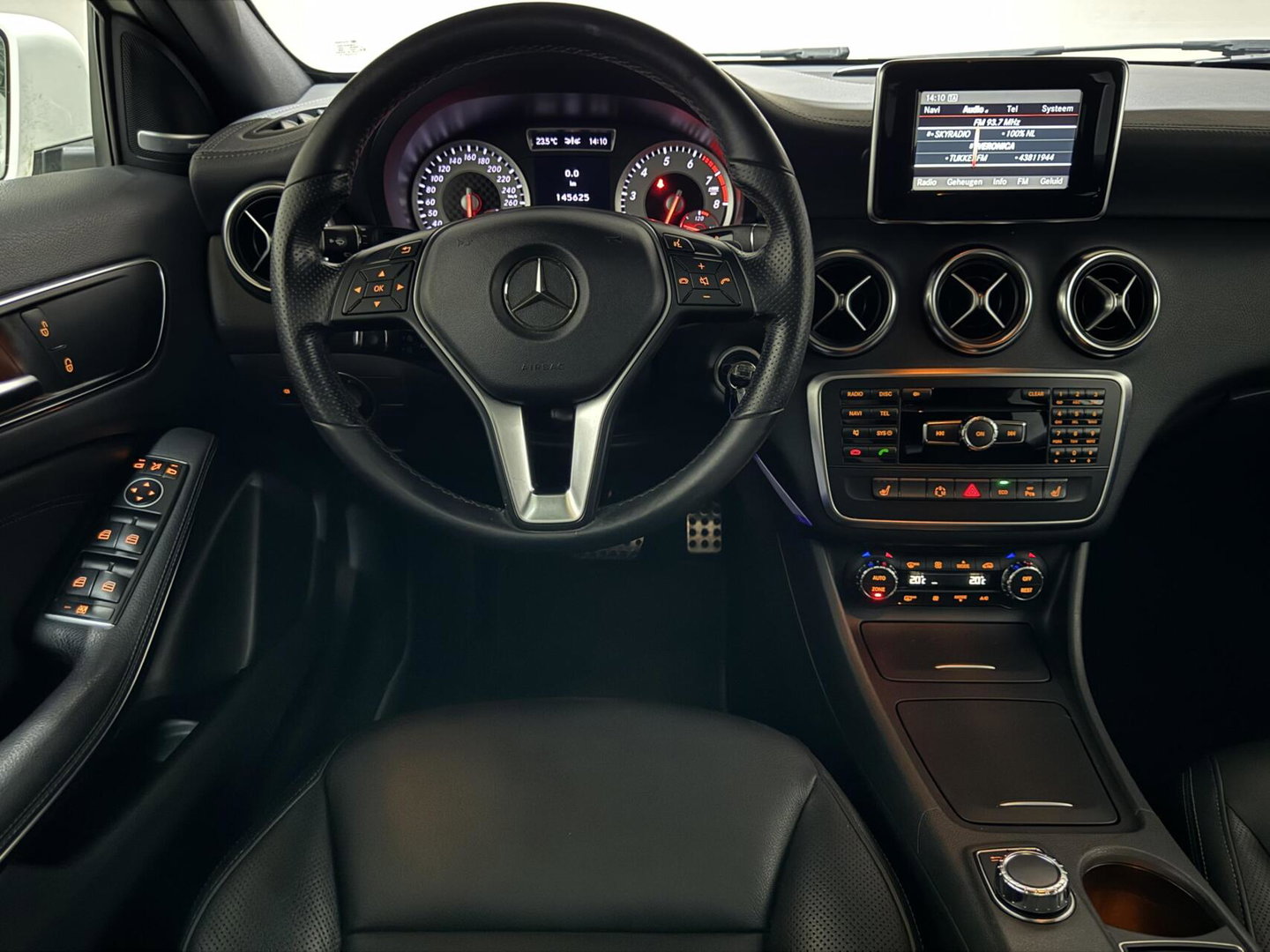 Mercedes-Benz A-Klasse 200 AMG Pano Leer H/K Camera NAP