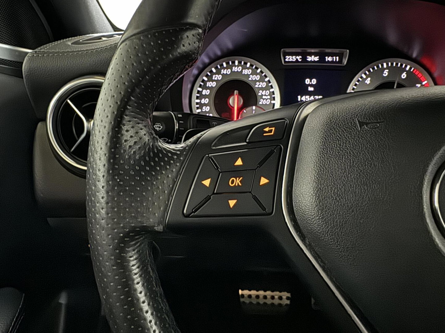 Mercedes-Benz A-Klasse 200 AMG Pano Leer H/K Camera NAP