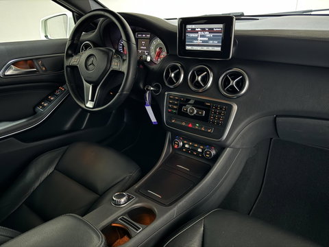 Mercedes-Benz A-Klasse 200 AMG Pano Leer H/K Camera NAP
