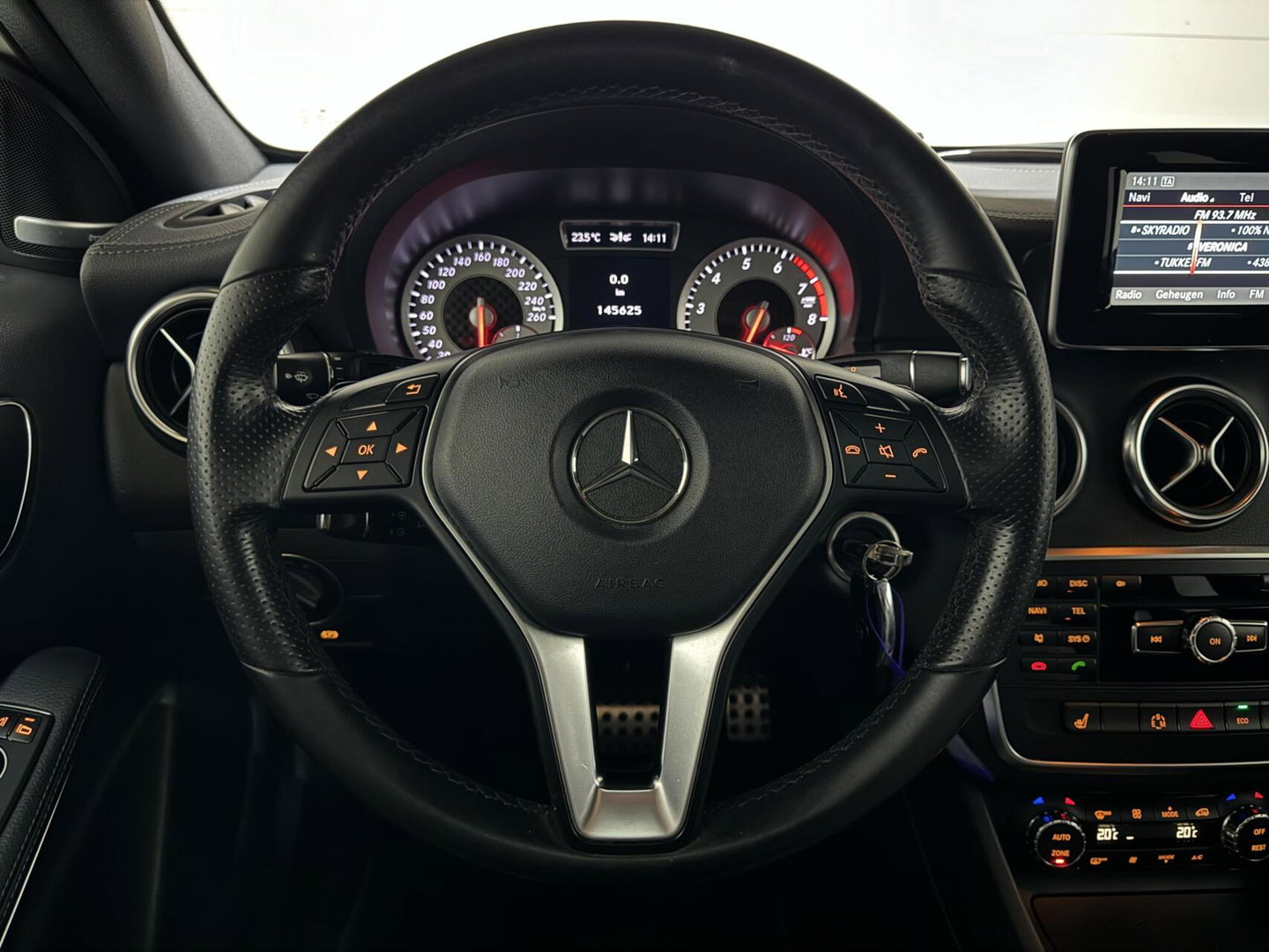 Mercedes-Benz A-Klasse 200 AMG Pano Leer H/K Camera NAP