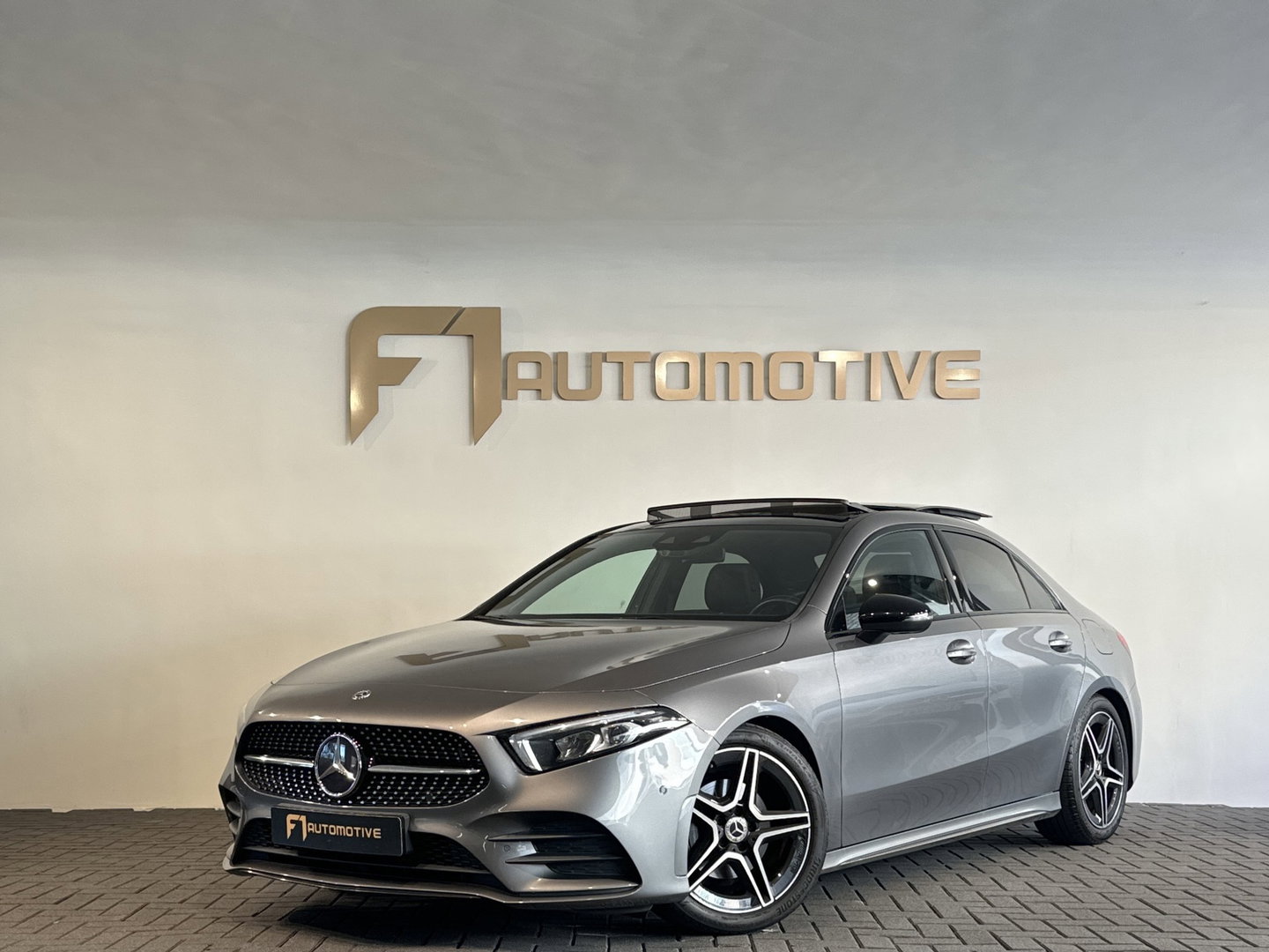 Mercedes-Benz A-Klasse 180 AMG Pano|Stoelverwarming|Camera|Lane Assist