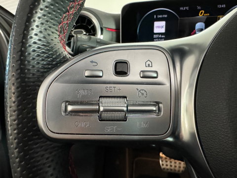 Mercedes-Benz A-Klasse 180 AMG Pano|Stoelverwarming|Camera|Lane Assist