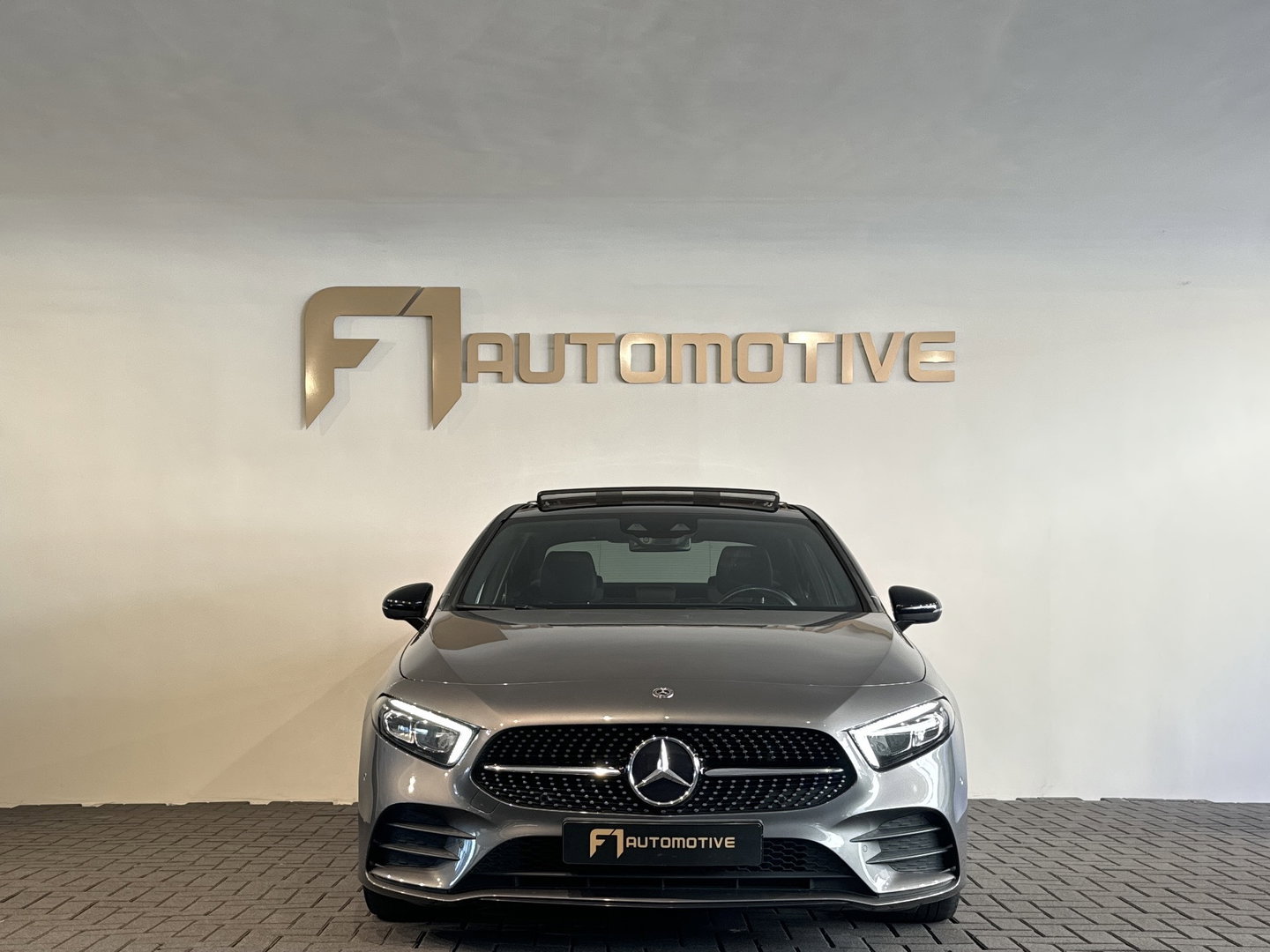 Mercedes-Benz A-Klasse 180 AMG Pano|Stoelverwarming|Camera|Lane Assist