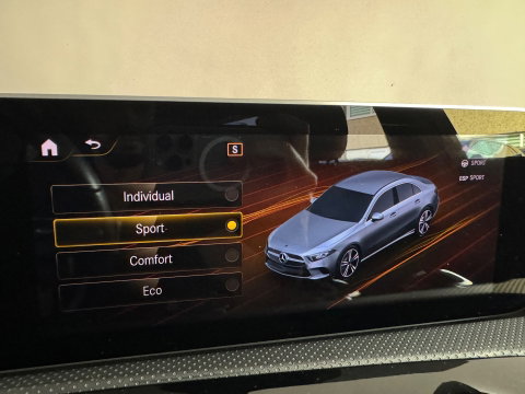 Mercedes-Benz A-Klasse 180 AMG Pano|Stoelverwarming|Camera|Lane Assist