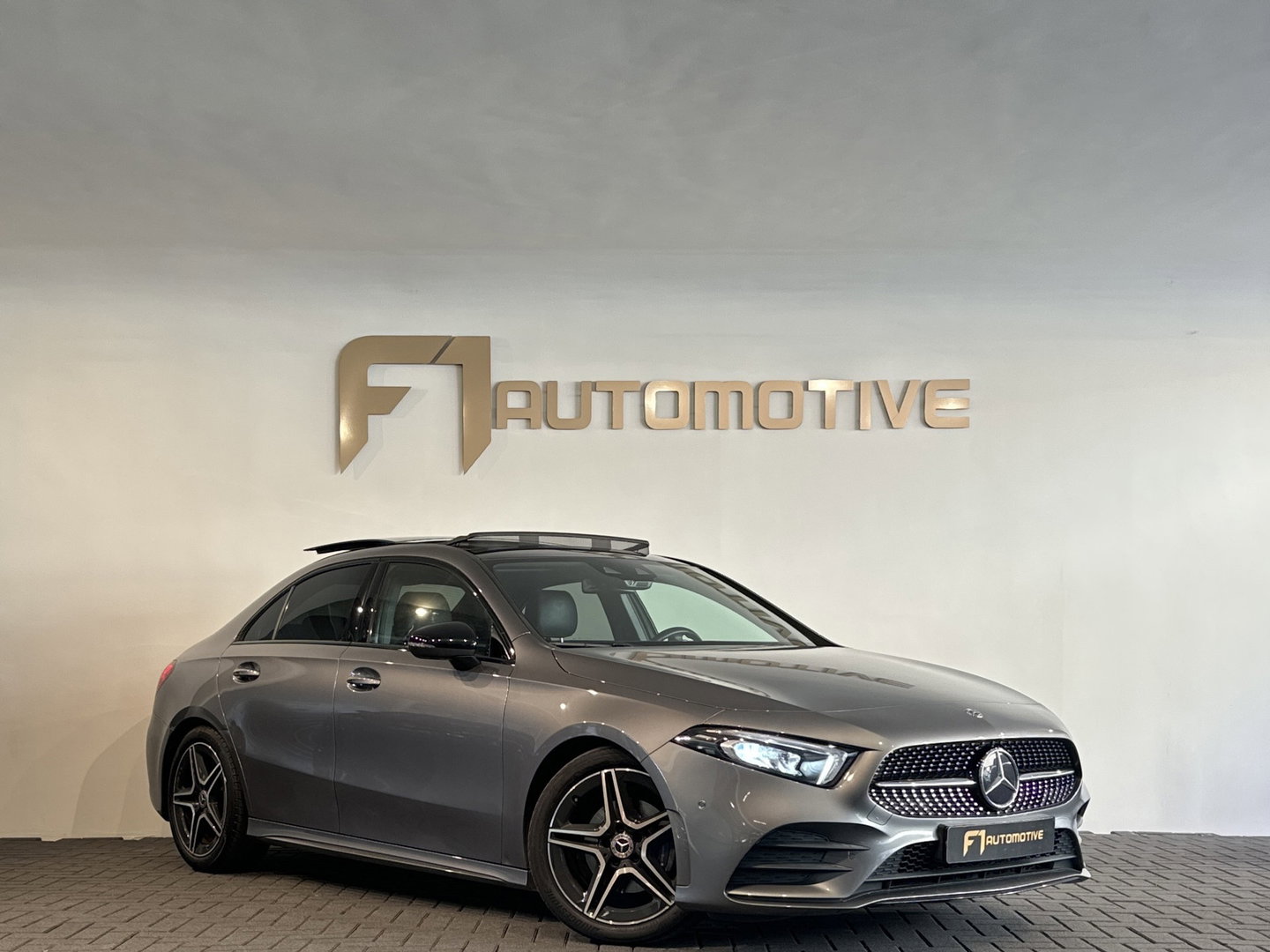 Mercedes-Benz A-Klasse 180 AMG Pano|Stoelverwarming|Camera|Lane Assist