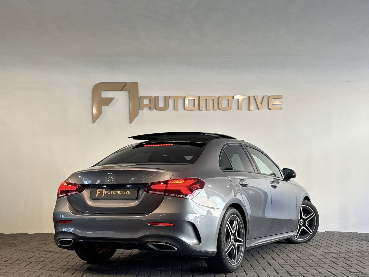 Mercedes-Benz A-Klasse 180 AMG Pano|Stoelverwarming|Camera|Lane Assist