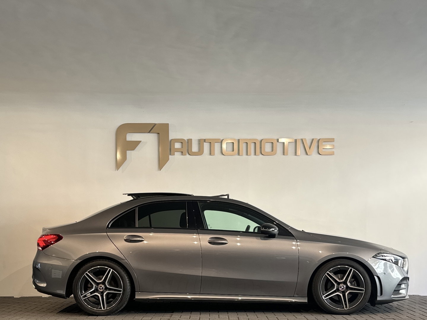 Mercedes-Benz A-Klasse 180 AMG Pano|Stoelverwarming|Camera|Lane Assist