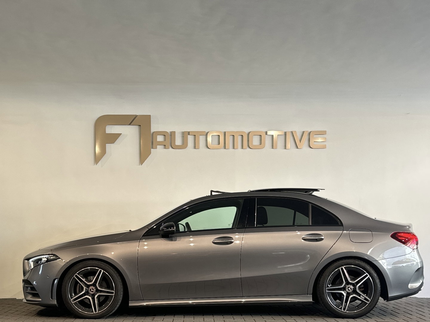 Mercedes-Benz A-Klasse 180 AMG Pano|Stoelverwarming|Camera|Lane Assist