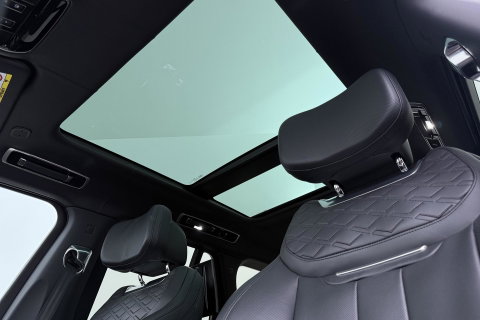 Land Rover Range Rover SV 3.0 P510e | British Racing Green | Rear Seat Entertainment | 23 Inch | Meridian Signature | ClearSight | Massage