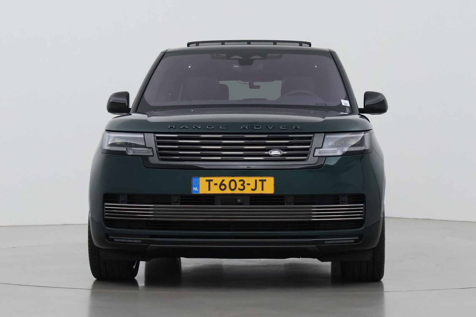 Land Rover Range Rover SV 3.0 P510e | British Racing Green | Rear Seat Entertainment | 23 Inch | Meridian Signature | ClearSight | Massage