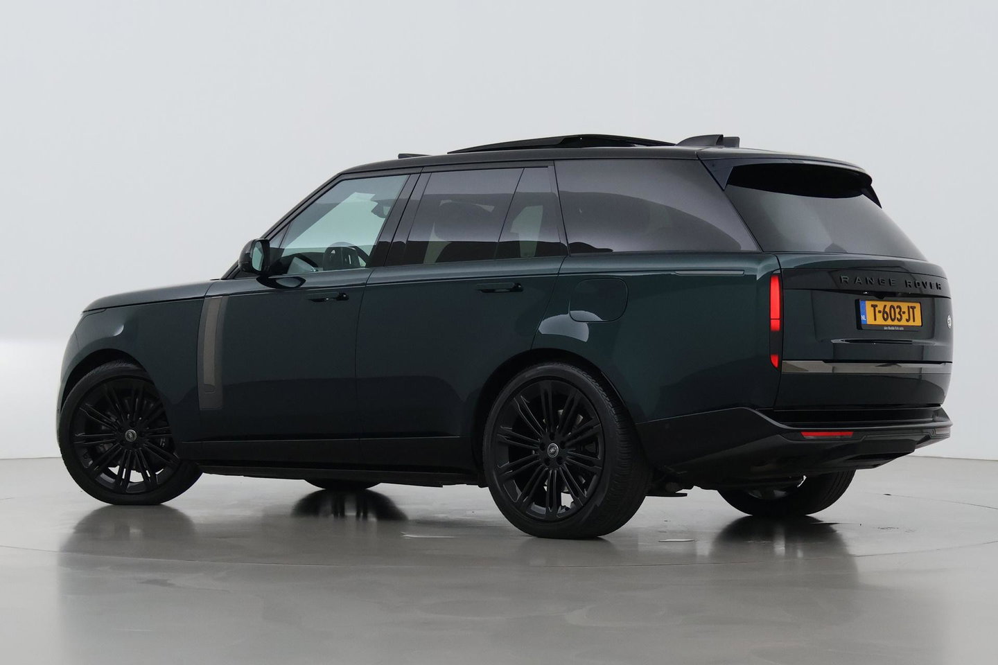 Land Rover Range Rover SV 3.0 P510e | British Racing Green | Rear Seat Entertainment | 23 Inch | Meridian Signature | ClearSight | Massage