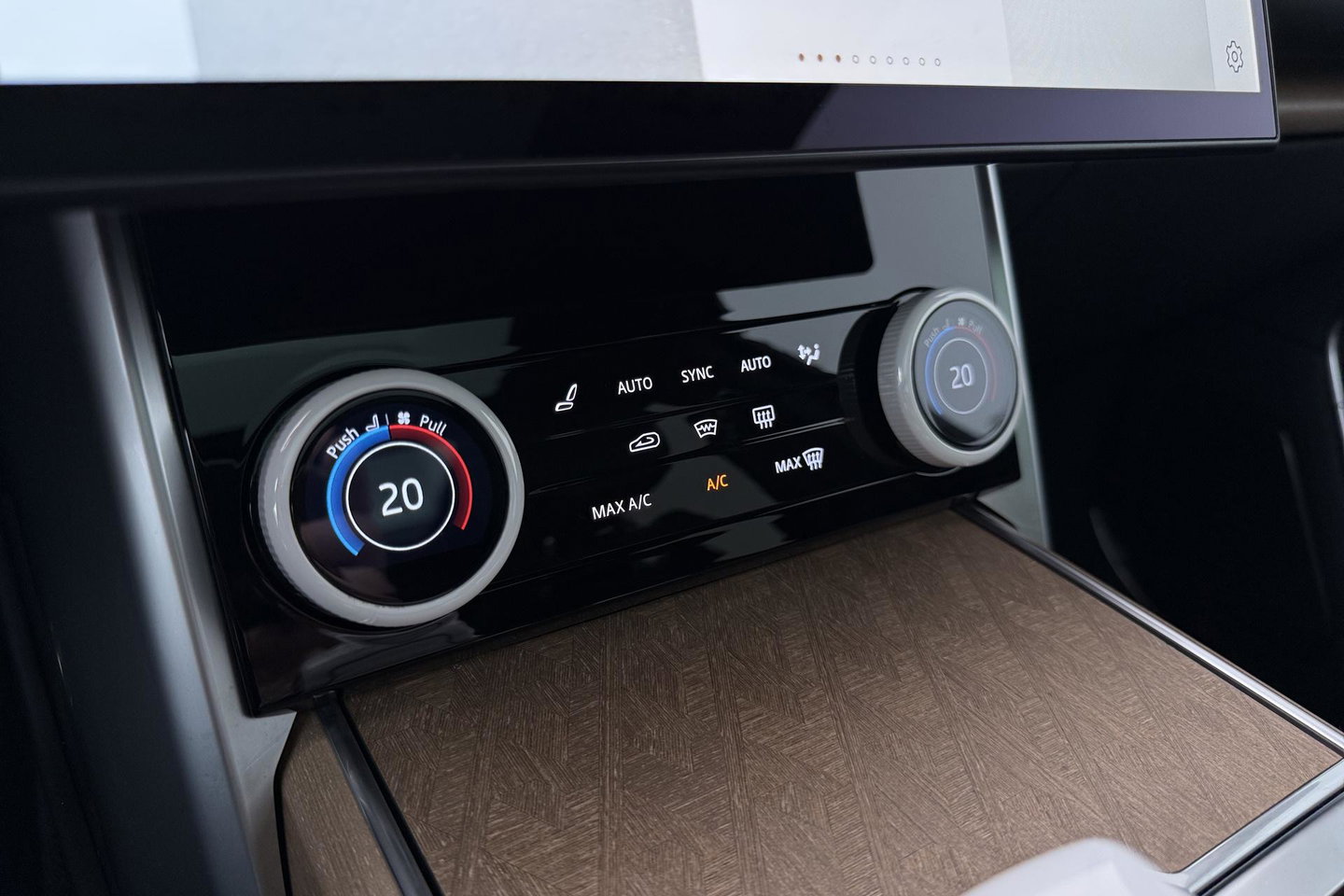 Land Rover Range Rover SV 3.0 P510e | British Racing Green | Rear Seat Entertainment | 23 Inch | Meridian Signature | ClearSight | Massage
