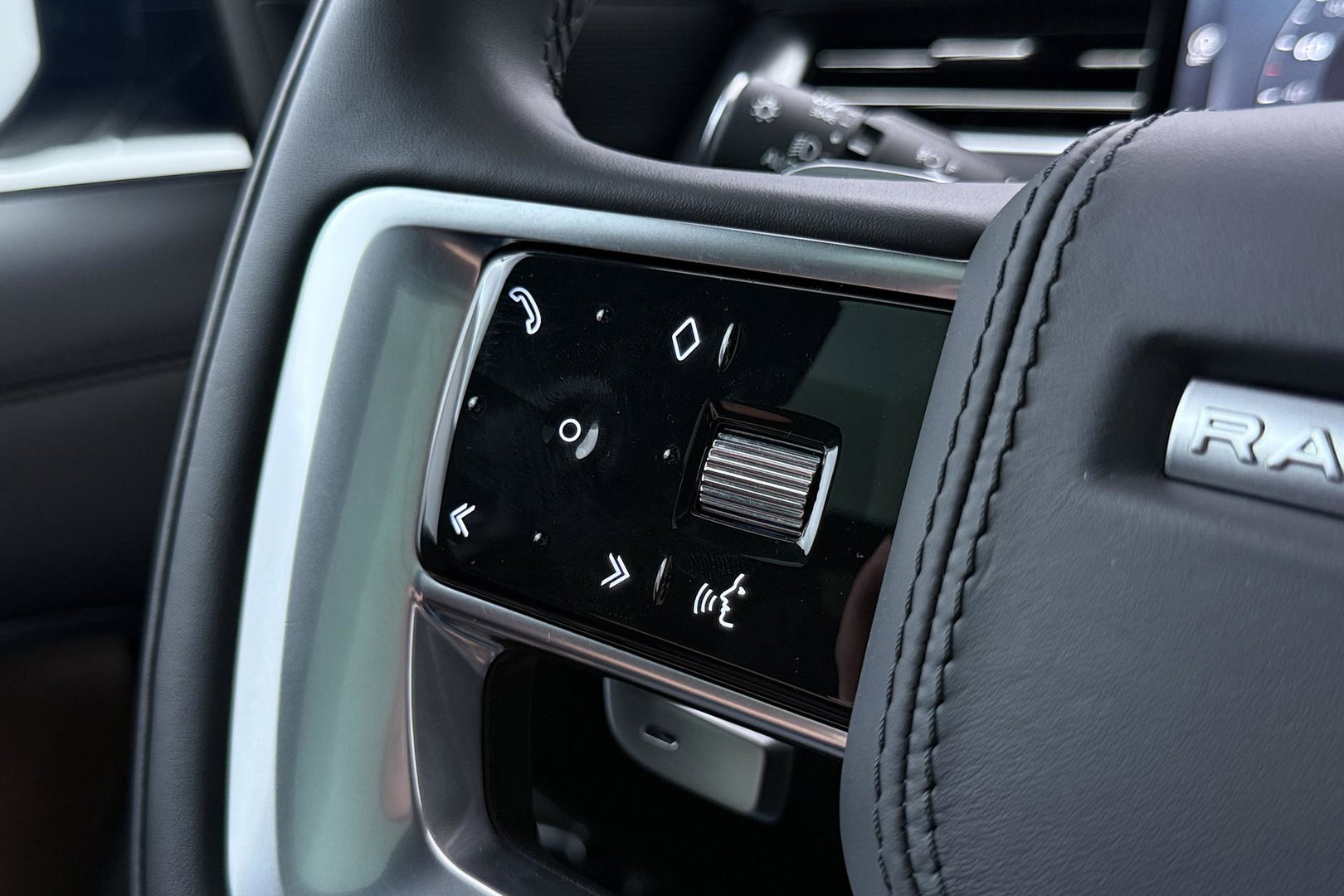 Land Rover Range Rover SV 3.0 P510e | British Racing Green | Rear Seat Entertainment | 23 Inch | Meridian Signature | ClearSight | Massage