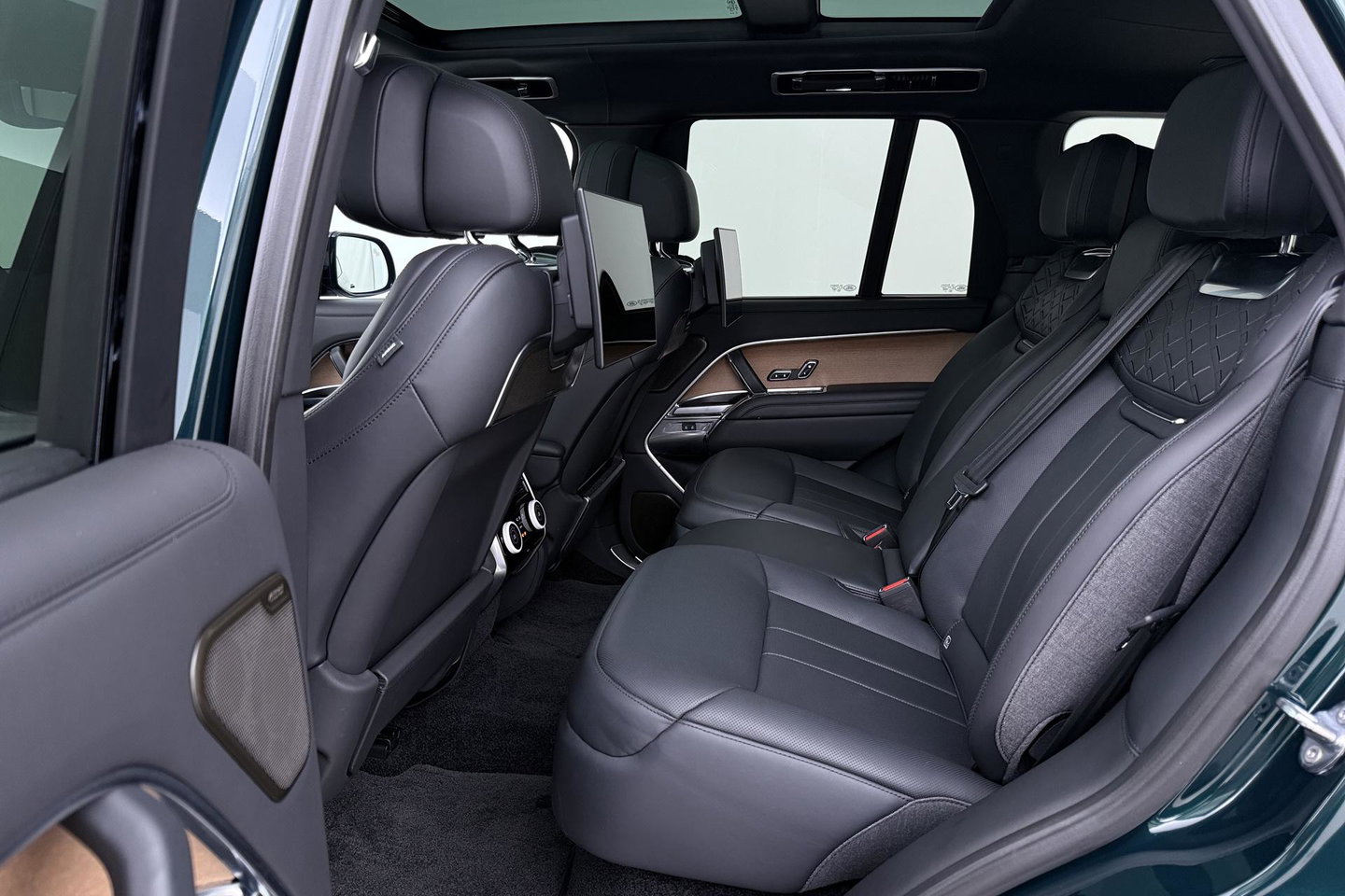 Land Rover Range Rover SV 3.0 P510e | British Racing Green | Rear Seat Entertainment | 23 Inch | Meridian Signature | ClearSight | Massage
