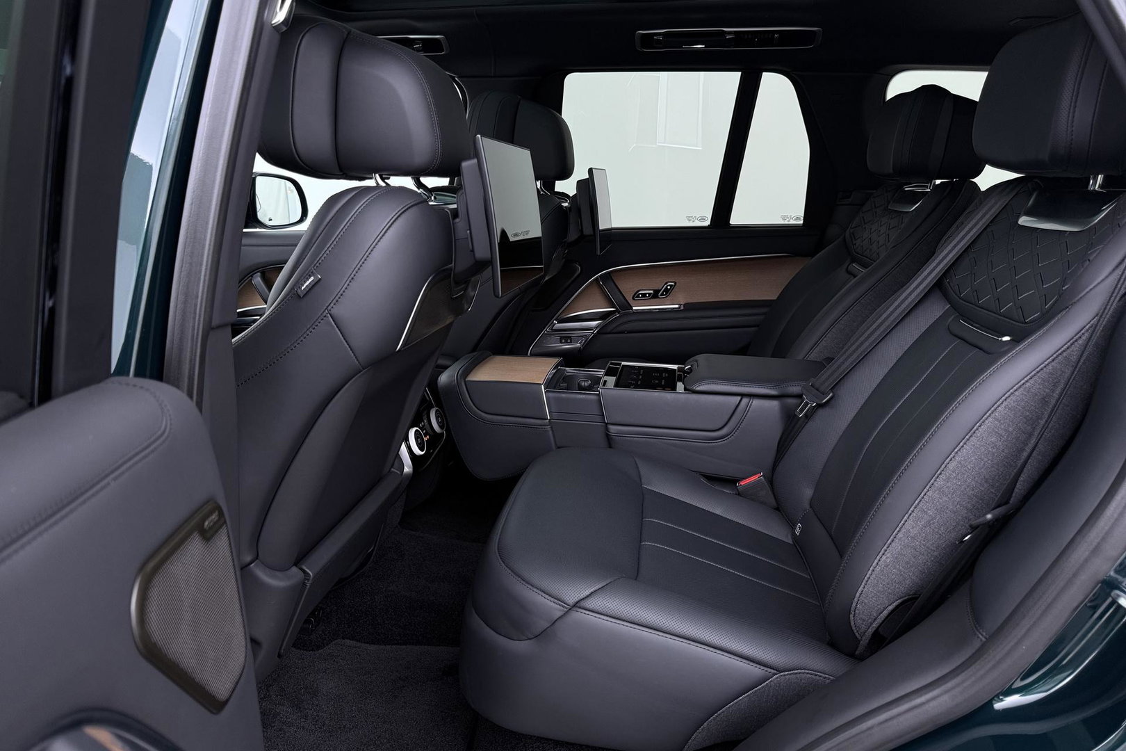 Land Rover Range Rover SV 3.0 P510e | British Racing Green | Rear Seat Entertainment | 23 Inch | Meridian Signature | ClearSight | Massage