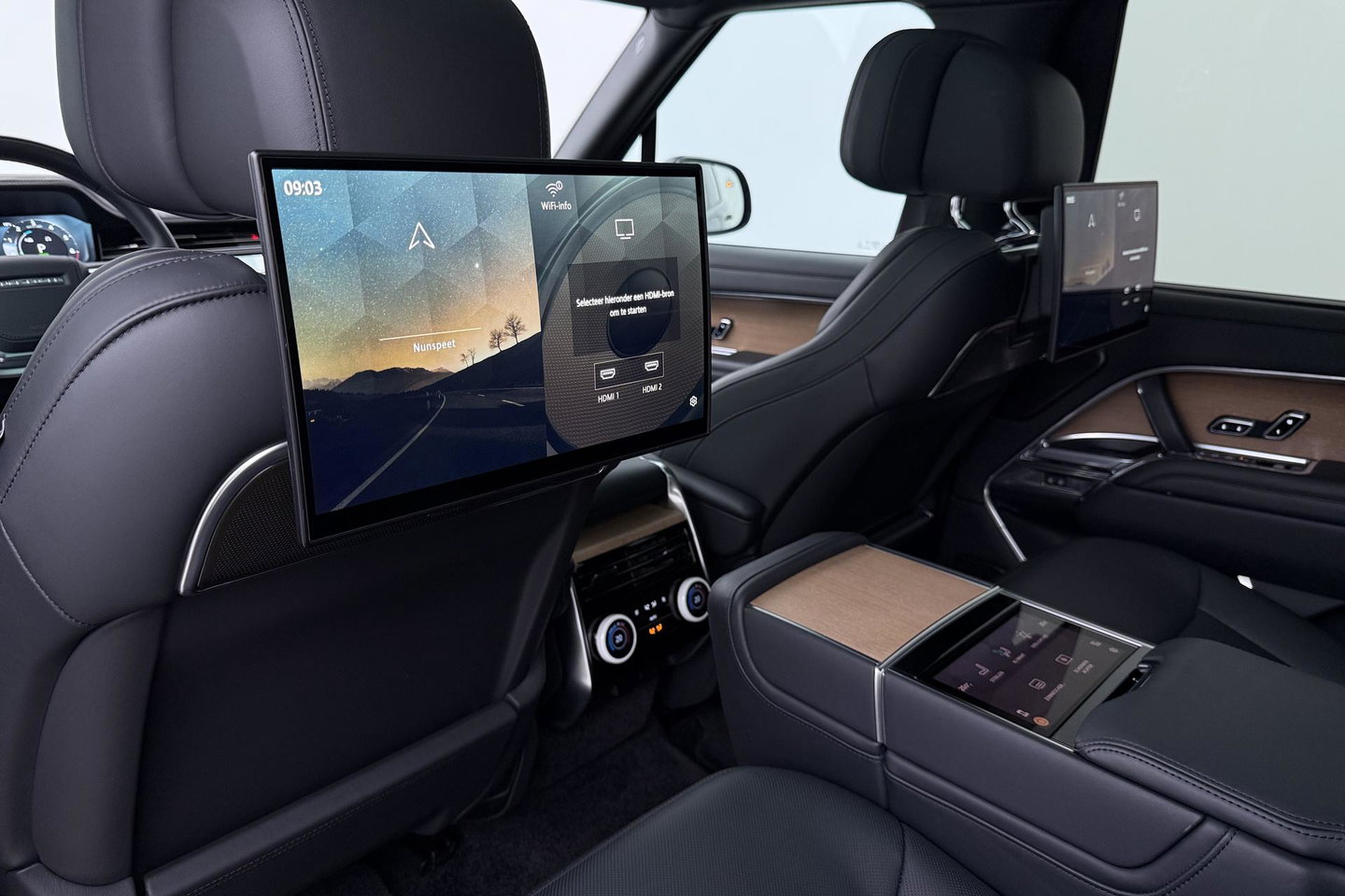 Land Rover Range Rover SV 3.0 P510e | British Racing Green | Rear Seat Entertainment | 23 Inch | Meridian Signature | ClearSight | Massage