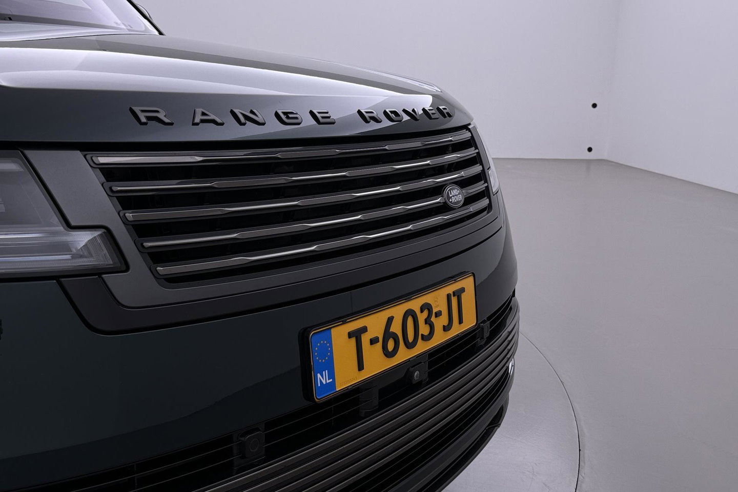 Land Rover Range Rover SV 3.0 P510e | British Racing Green | Rear Seat Entertainment | 23 Inch | Meridian Signature | ClearSight | Massage