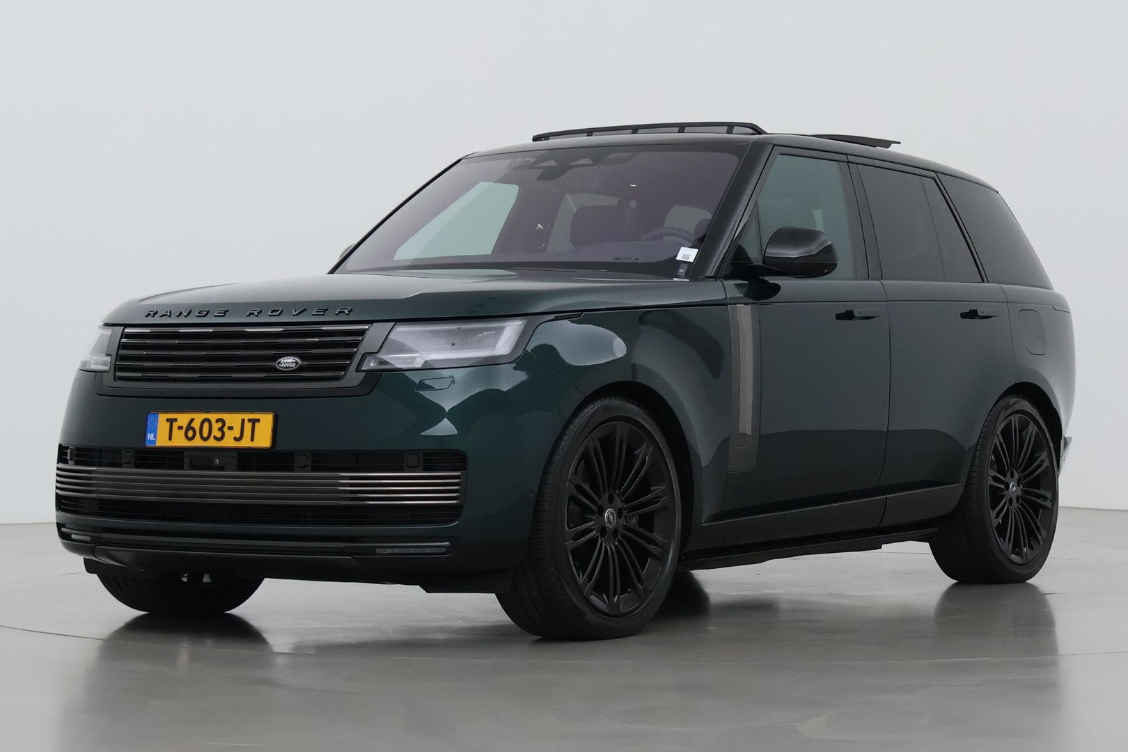 Land Rover Range Rover SV 3.0 P510e | British Racing Green | Rear Seat Entertainment | 23 Inch | Meridian Signature | ClearSight | Massage