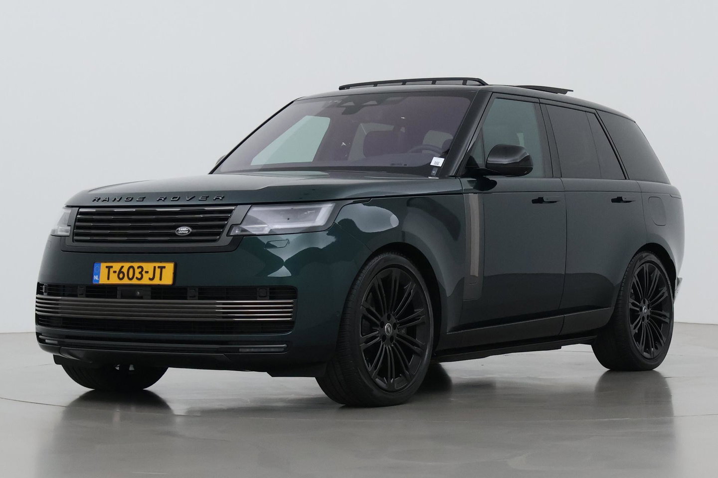 Land Rover Range Rover SV 3.0 P510e | British Racing Green | Rear Seat Entertainment | 23 Inch | Meridian Signature | ClearSight | Massage