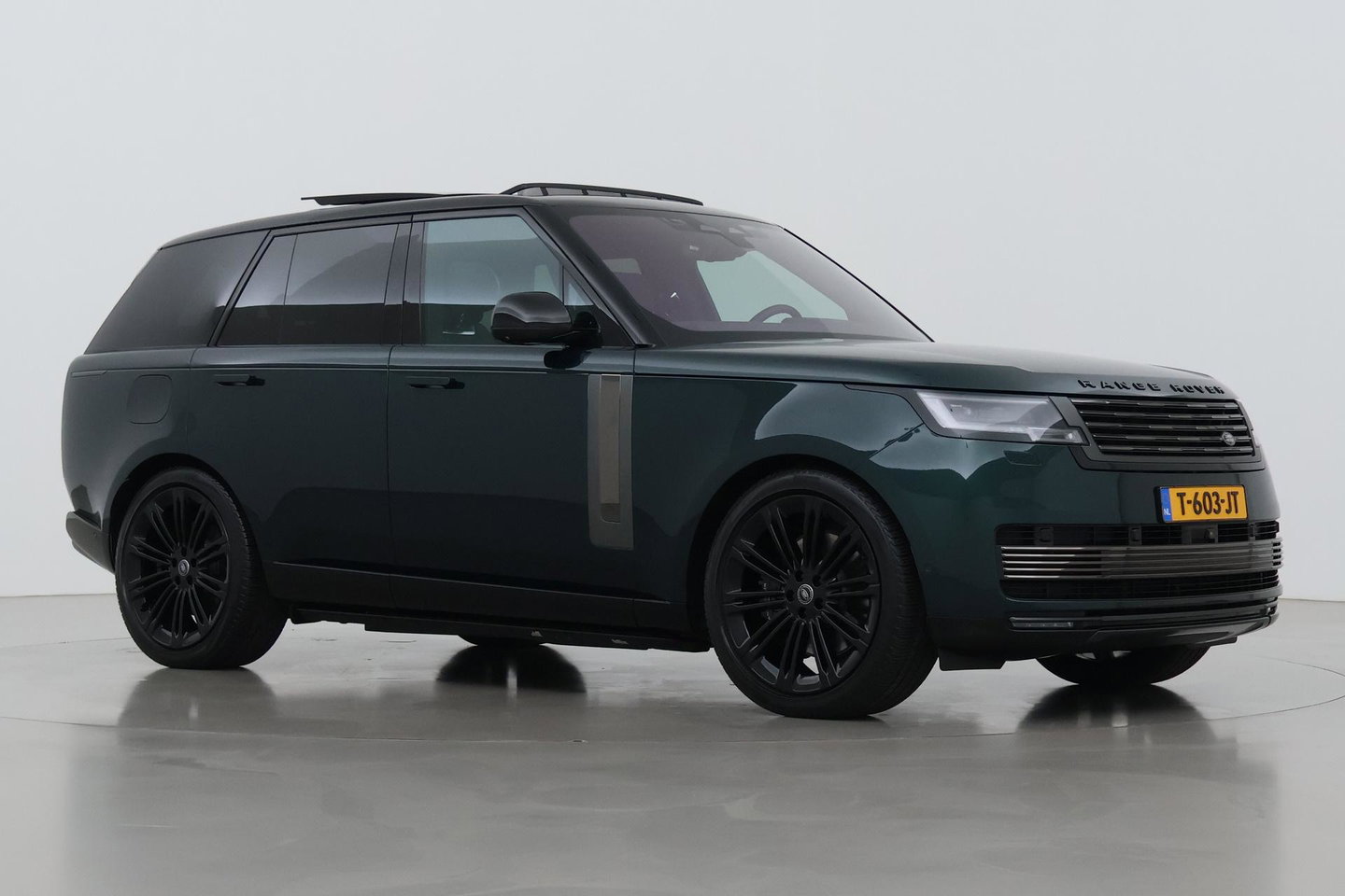 Land Rover Range Rover SV 3.0 P510e | British Racing Green | Rear Seat Entertainment | 23 Inch | Meridian Signature | ClearSight | Massage