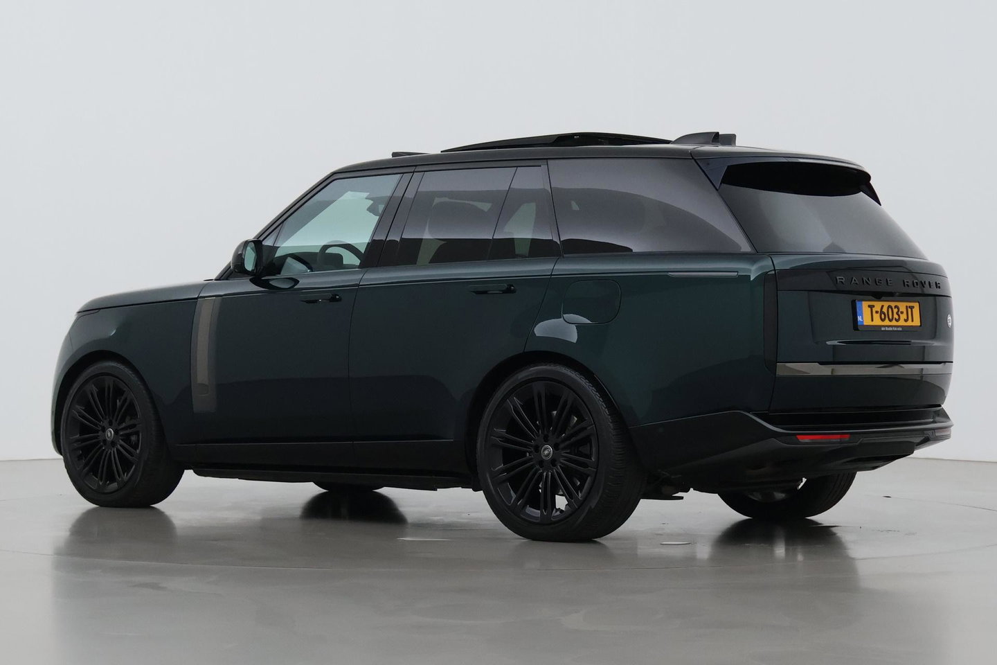 Land Rover Range Rover SV 3.0 P510e | British Racing Green | Rear Seat Entertainment | 23 Inch | Meridian Signature | ClearSight | Massage