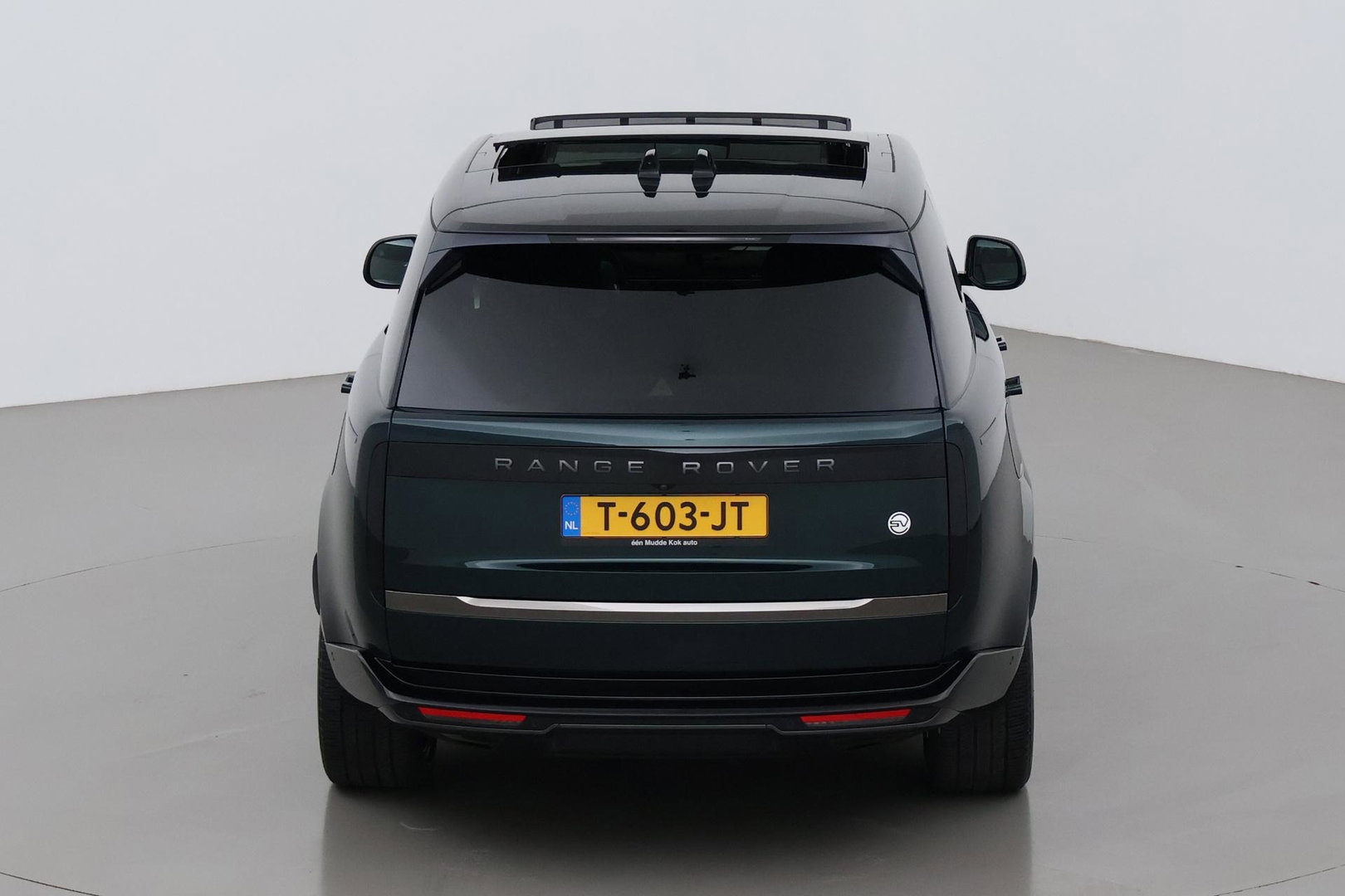 Land Rover Range Rover SV 3.0 P510e | British Racing Green | Rear Seat Entertainment | 23 Inch | Meridian Signature | ClearSight | Massage