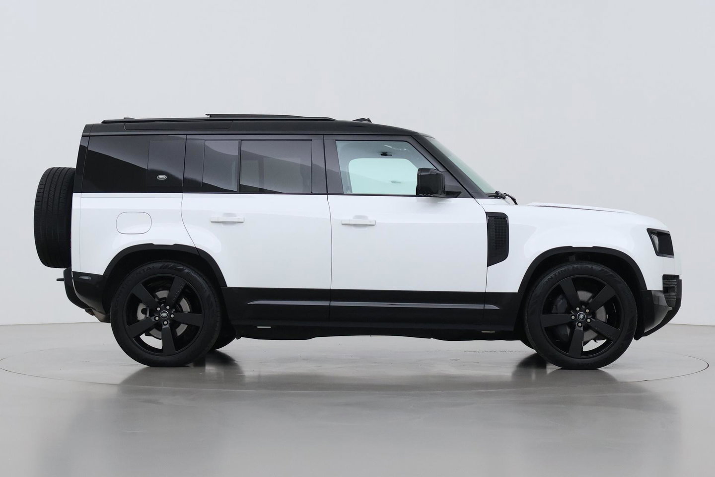Land Rover Defender 110 2.0 P400e 110 SE | Luchtvering | Panoramadak | 360° Camera | Stoelventilatie | Trekhaak | Matrix LED | 22 Inch | ACC