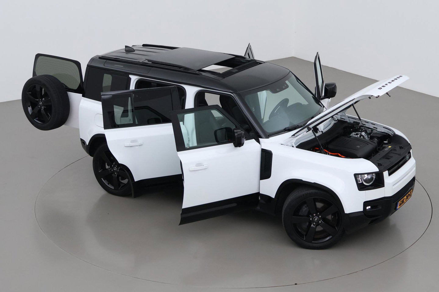 Land Rover Defender 110 2.0 P400e 110 SE | Luchtvering | Panoramadak | 360° Camera | Stoelventilatie | Trekhaak | Matrix LED | 22 Inch | ACC
