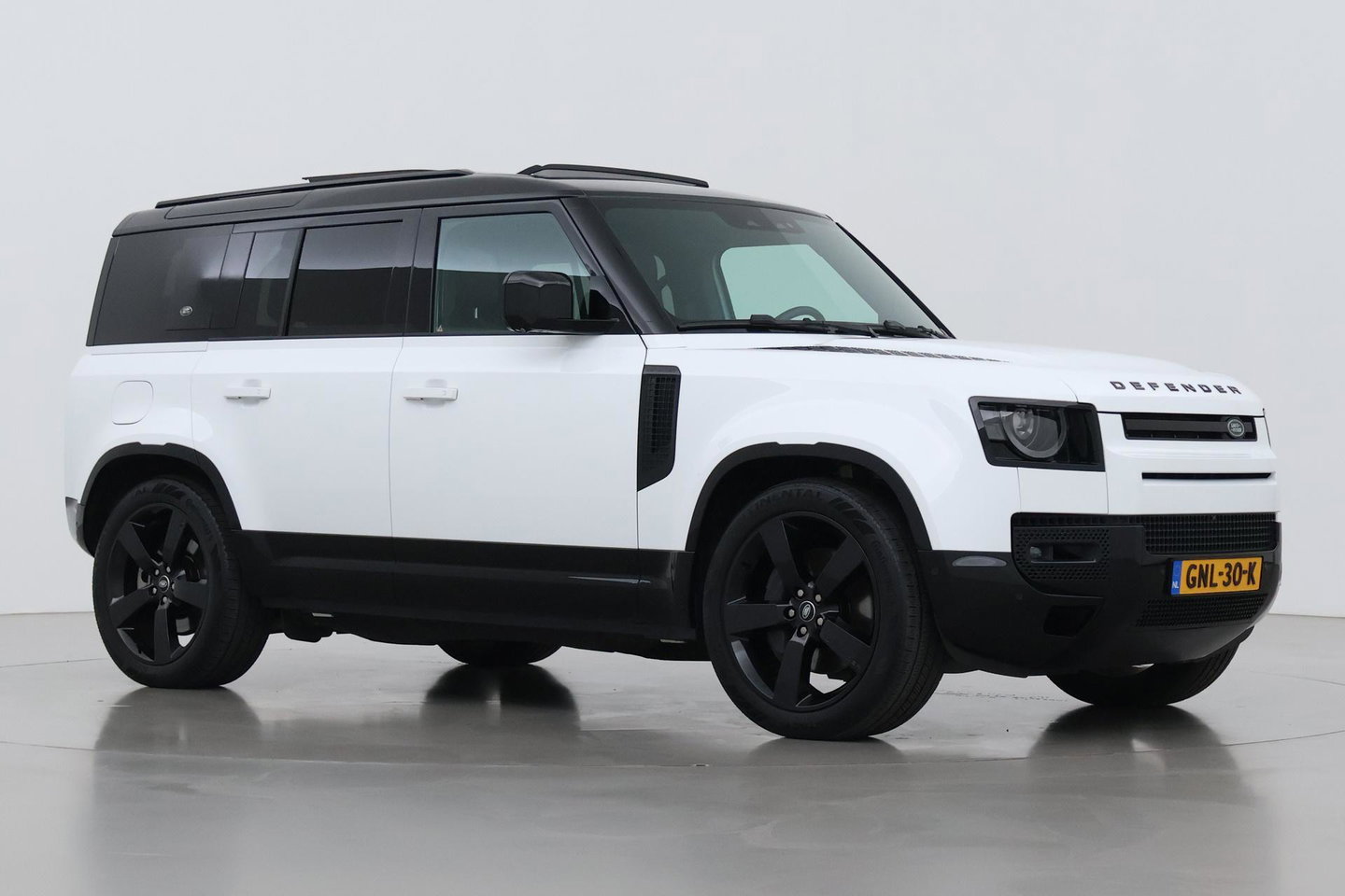 Land Rover Defender 110 2.0 P400e 110 SE | Luchtvering | Panoramadak | 360° Camera | Stoelventilatie | Trekhaak | Matrix LED | 22 Inch | ACC