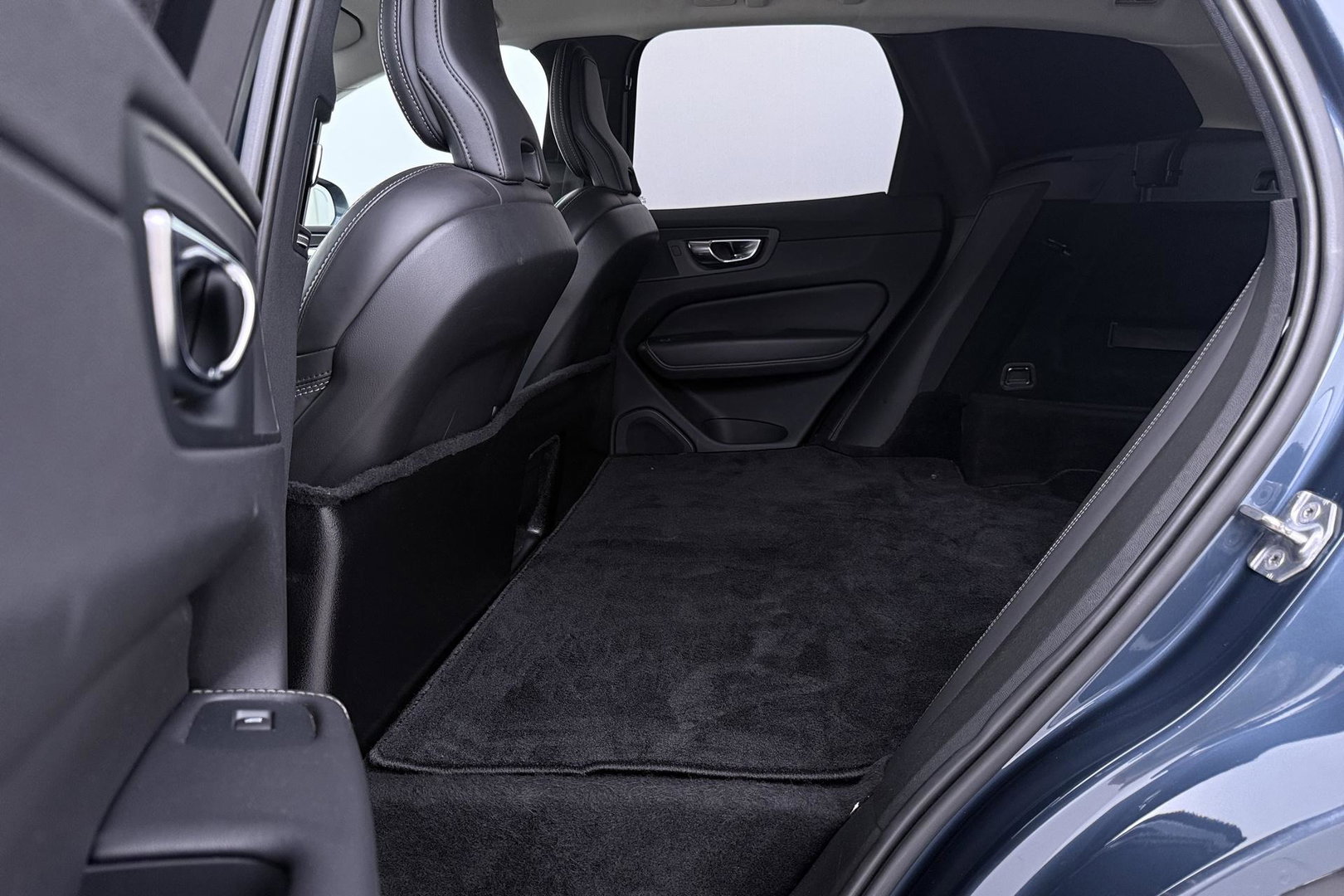 Volvo XC60 2.0 D4 AWD Momentum | HEICO SPORTIV | Grijs Kenteken | ACC | Head-Up | Stoelventilatie | Camera