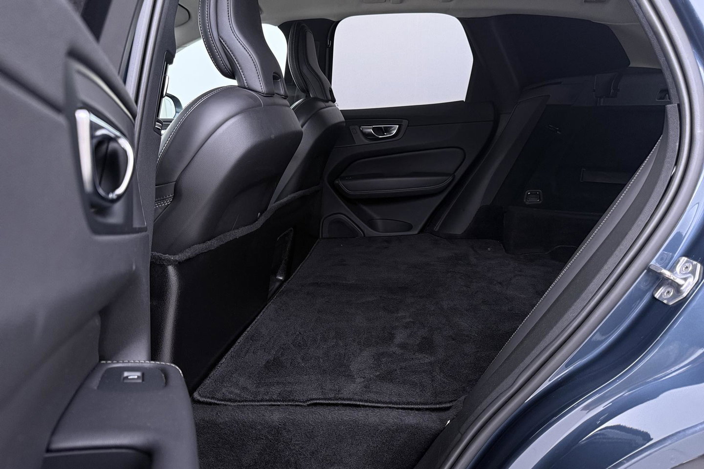 Volvo XC60 2.0 D4 AWD Momentum | HEICO SPORTIV | Grijs Kenteken | ACC | Head-Up | Stoelventilatie | Camera