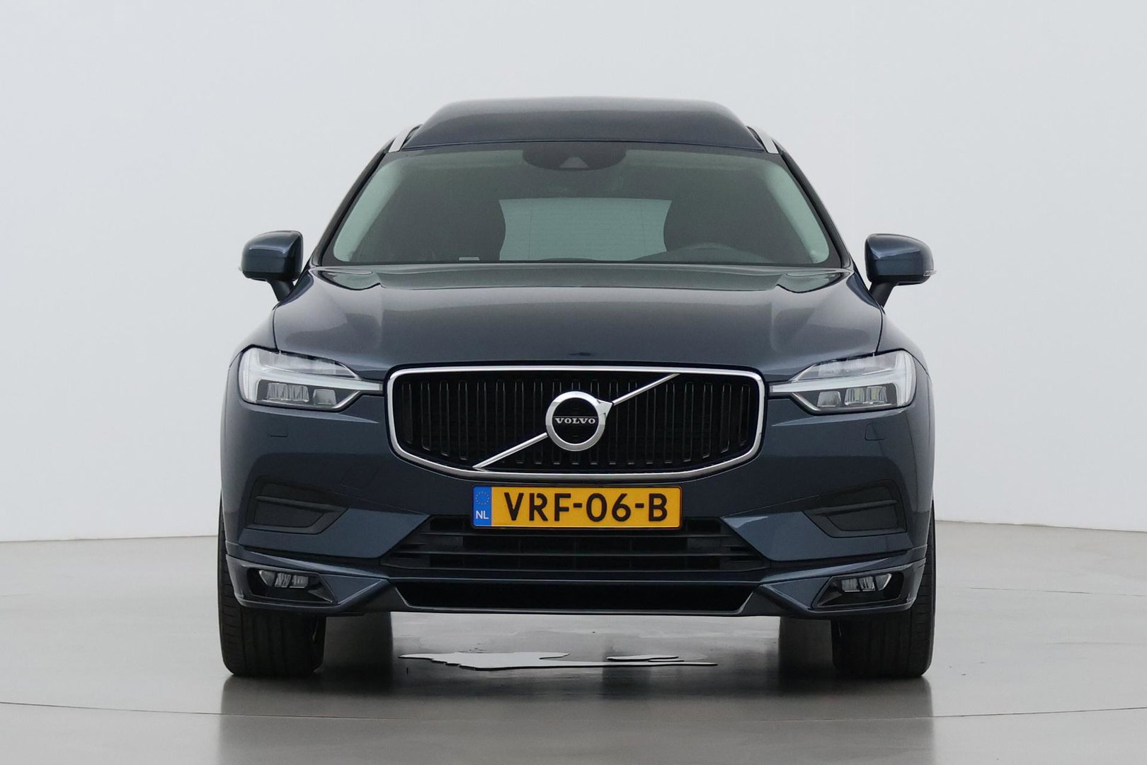Volvo XC60 2.0 D4 AWD Momentum | HEICO SPORTIV | Grijs Kenteken | ACC | Head-Up | Stoelventilatie | Camera