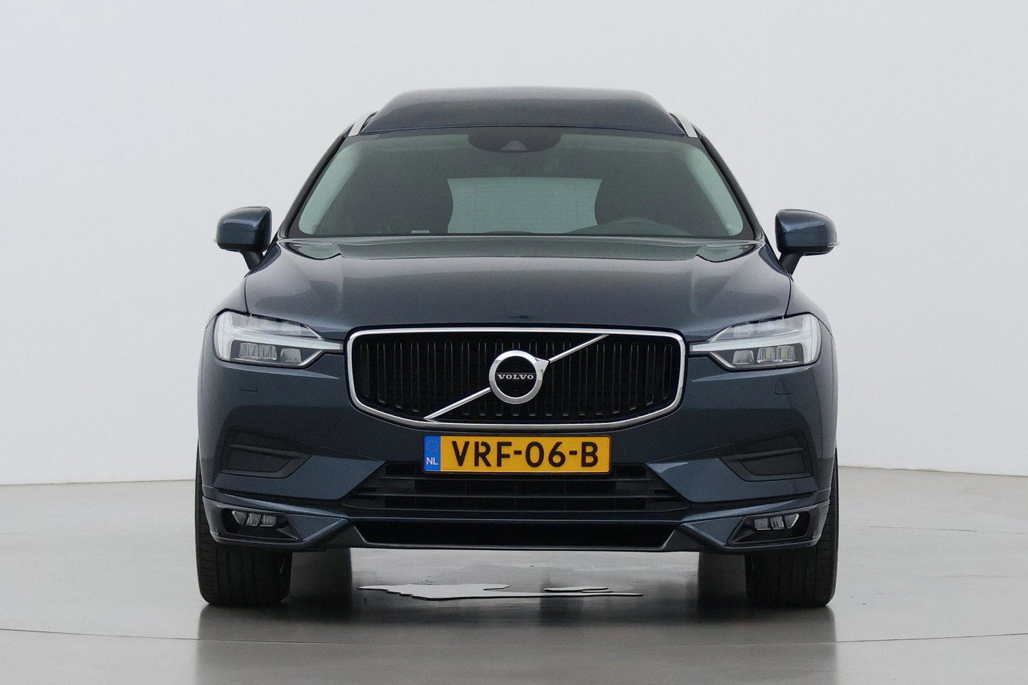 Volvo XC60 2.0 D4 AWD Momentum | HEICO SPORTIV | Grijs Kenteken | ACC | Head-Up | Stoelventilatie | Camera
