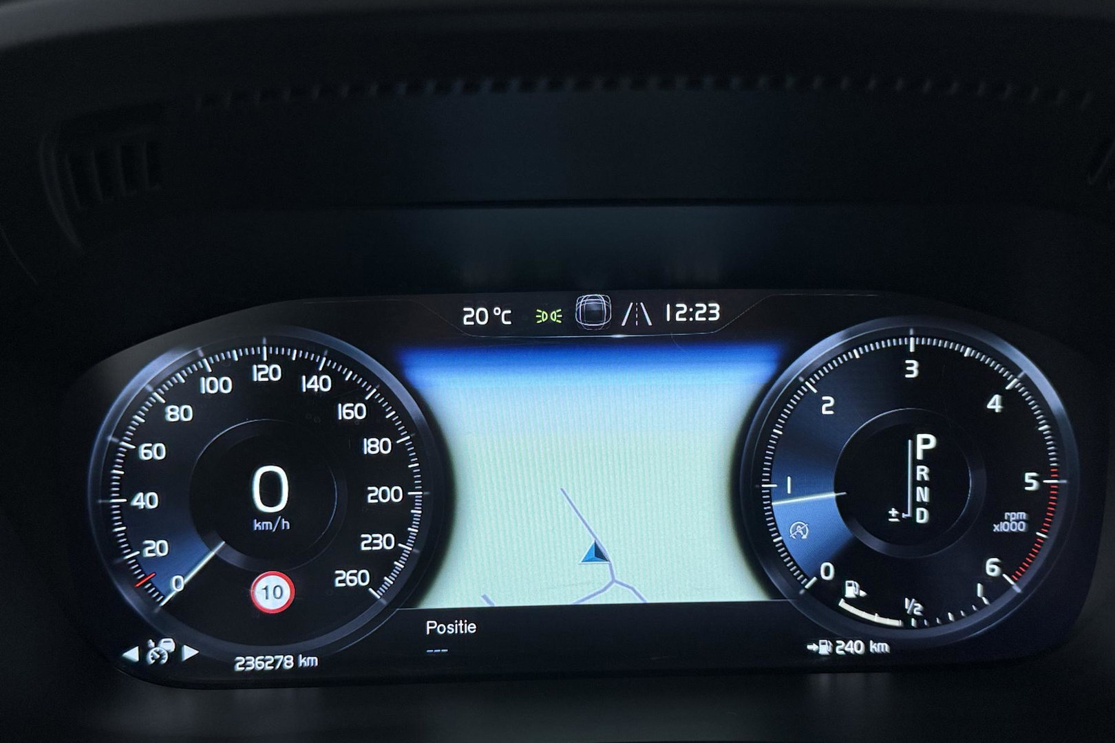 Volvo XC60 2.0 D4 AWD Momentum | HEICO SPORTIV | Grijs Kenteken | ACC | Head-Up | Stoelventilatie | Camera