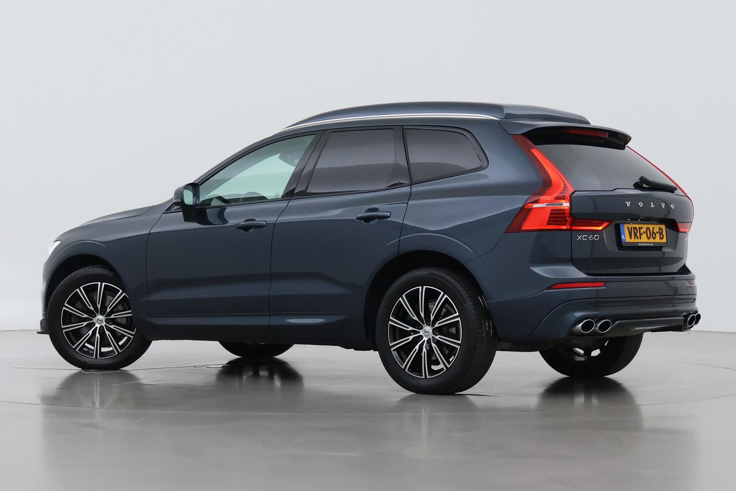 Volvo XC60 2.0 D4 AWD Momentum | HEICO SPORTIV | Grijs Kenteken | ACC | Head-Up | Stoelventilatie | Camera