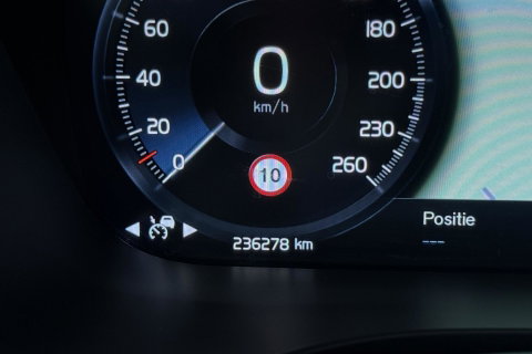 Volvo XC60 2.0 D4 AWD Momentum | HEICO SPORTIV | Grijs Kenteken | ACC | Head-Up | Stoelventilatie | Camera