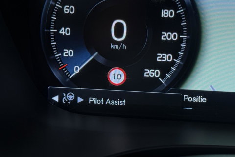 Volvo XC60 2.0 D4 AWD Momentum | HEICO SPORTIV | Grijs Kenteken | ACC | Head-Up | Stoelventilatie | Camera