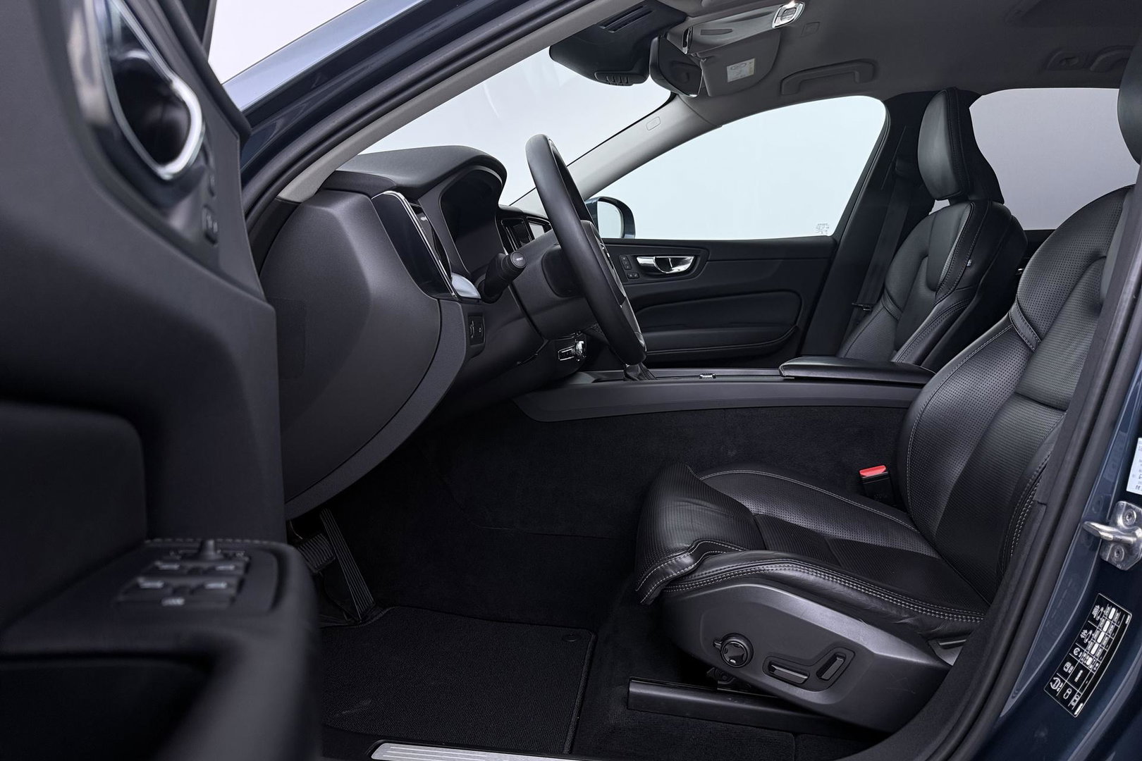 Volvo XC60 2.0 D4 AWD Momentum | HEICO SPORTIV | Grijs Kenteken | ACC | Head-Up | Stoelventilatie | Camera