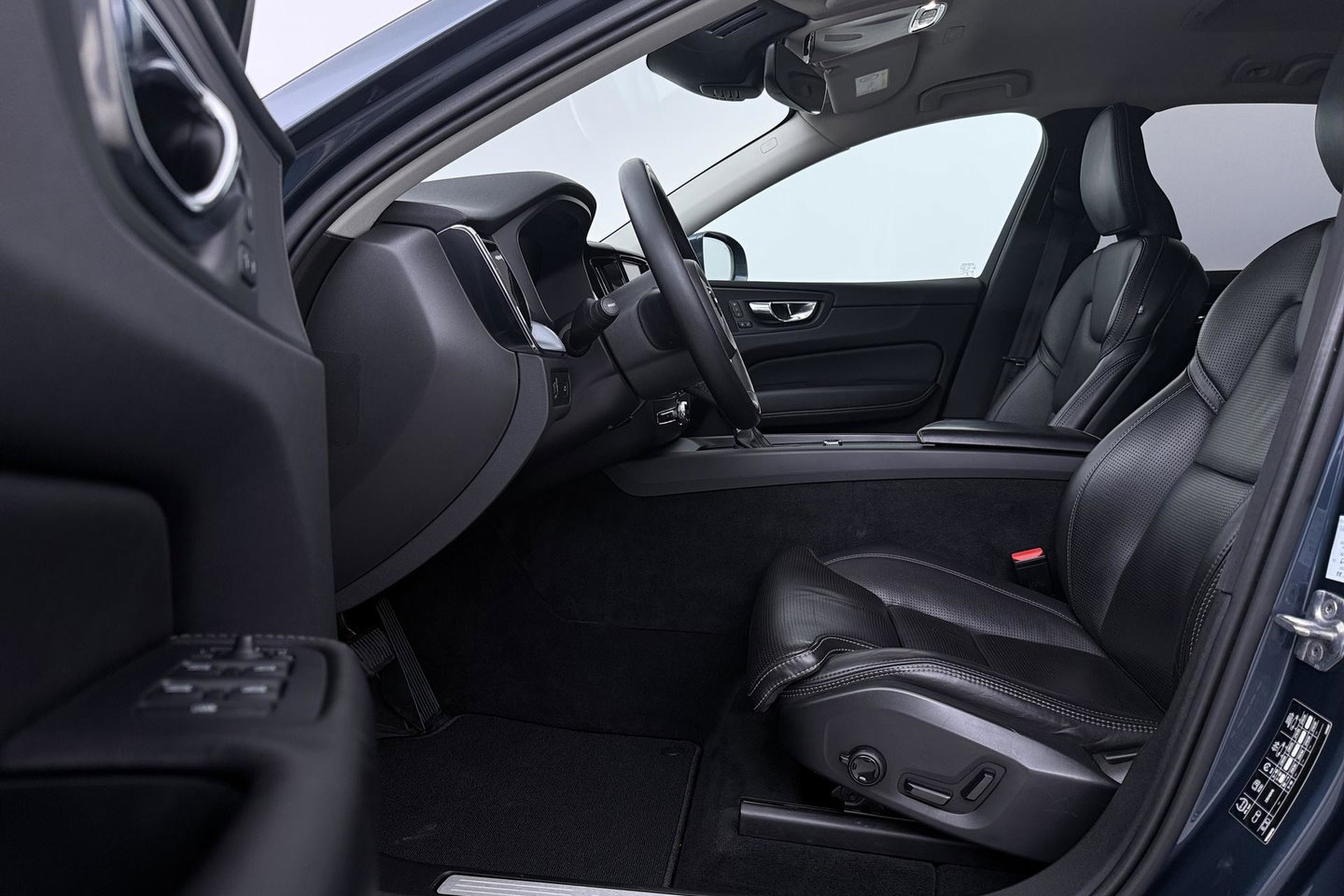 Volvo XC60 2.0 D4 AWD Momentum | HEICO SPORTIV | Grijs Kenteken | ACC | Head-Up | Stoelventilatie | Camera
