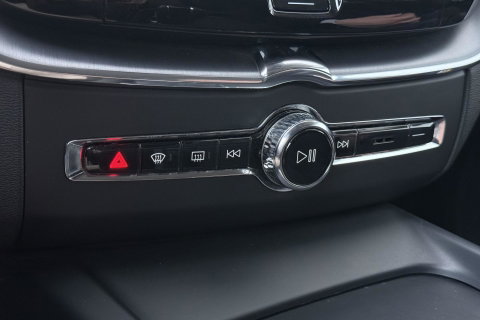 Volvo XC60 2.0 D4 AWD Momentum | HEICO SPORTIV | Grijs Kenteken | ACC | Head-Up | Stoelventilatie | Camera