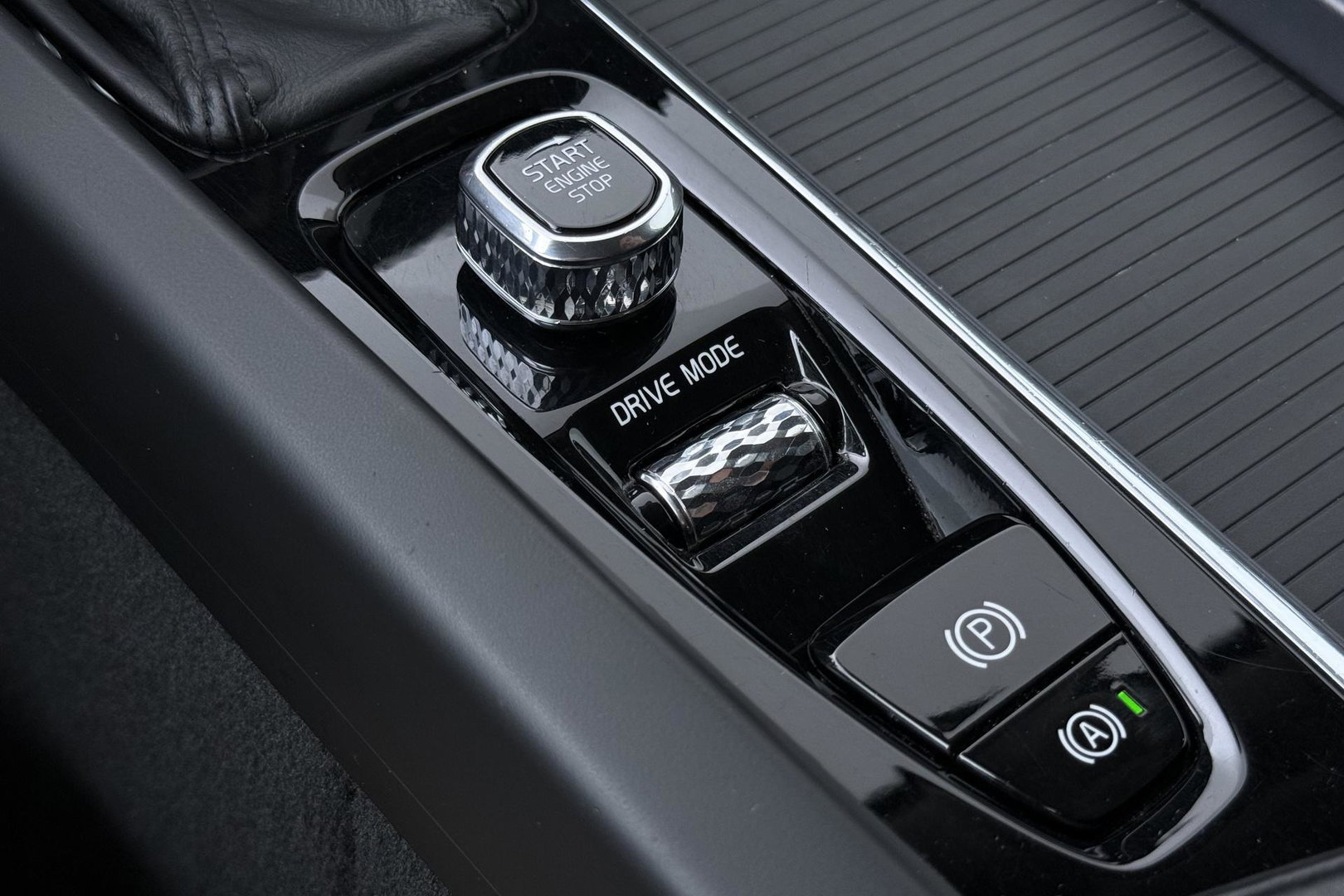 Volvo XC60 2.0 D4 AWD Momentum | HEICO SPORTIV | Grijs Kenteken | ACC | Head-Up | Stoelventilatie | Camera