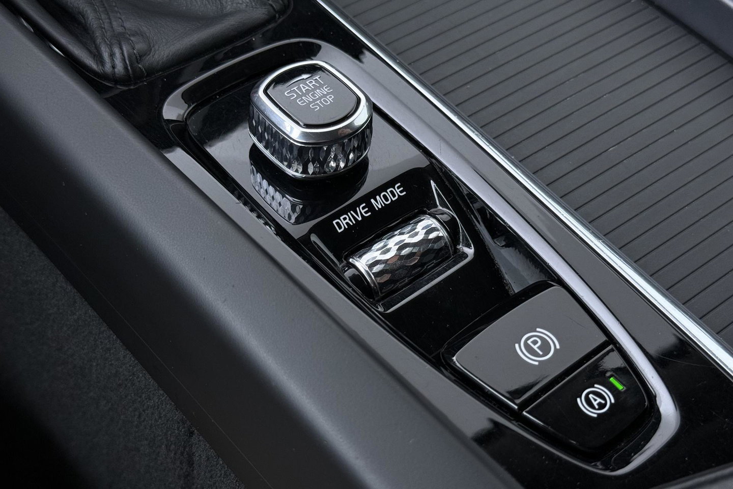 Volvo XC60 2.0 D4 AWD Momentum | HEICO SPORTIV | Grijs Kenteken | ACC | Head-Up | Stoelventilatie | Camera