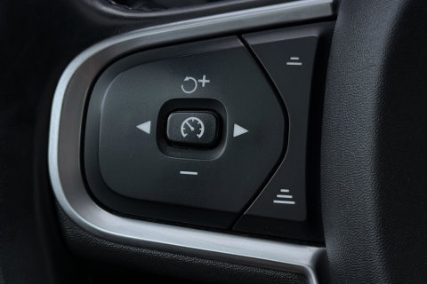 Volvo XC60 2.0 D4 AWD Momentum | HEICO SPORTIV | Grijs Kenteken | ACC | Head-Up | Stoelventilatie | Camera