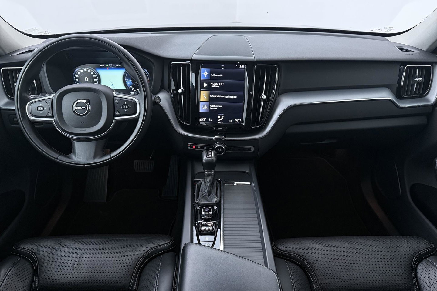 Volvo XC60 2.0 D4 AWD Momentum | HEICO SPORTIV | Grijs Kenteken | ACC | Head-Up | Stoelventilatie | Camera