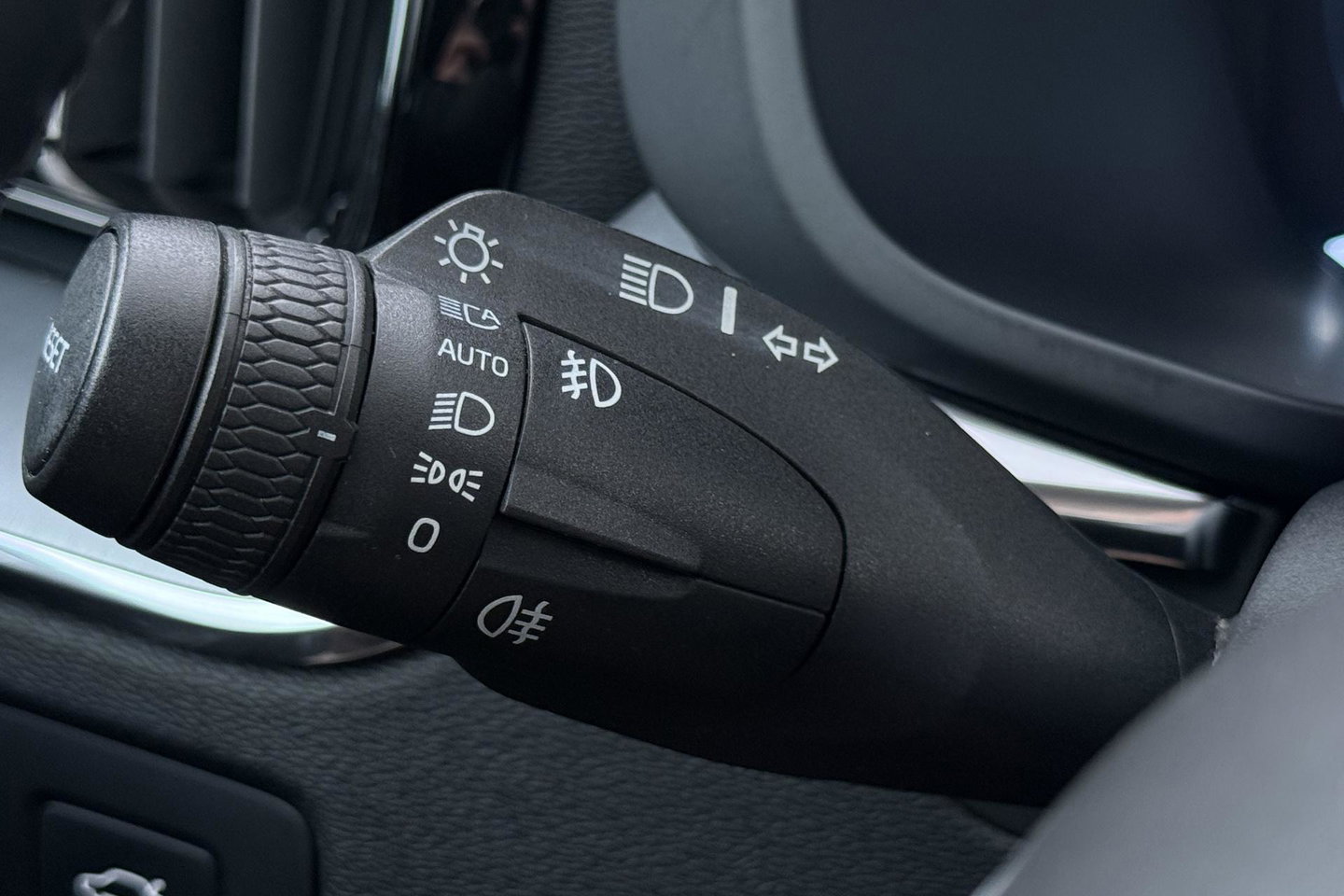 Volvo XC60 2.0 D4 AWD Momentum | HEICO SPORTIV | Grijs Kenteken | ACC | Head-Up | Stoelventilatie | Camera