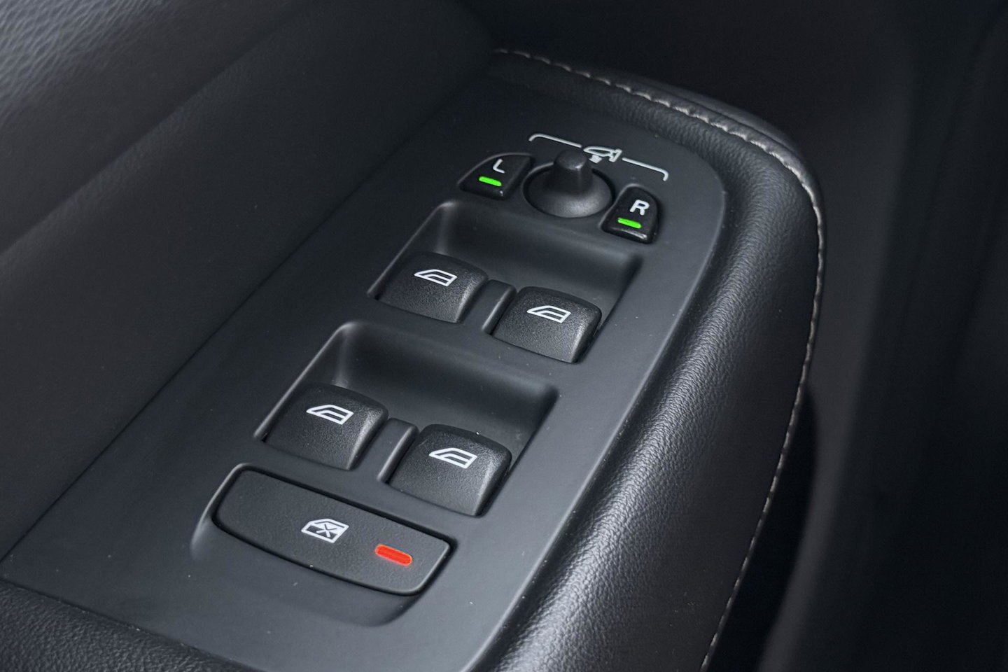 Volvo XC60 2.0 D4 AWD Momentum | HEICO SPORTIV | Grijs Kenteken | ACC | Head-Up | Stoelventilatie | Camera