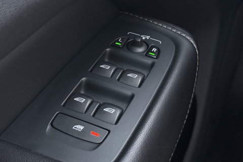 Volvo XC60 2.0 D4 AWD Momentum | HEICO SPORTIV | Grijs Kenteken | ACC | Head-Up | Stoelventilatie | Camera