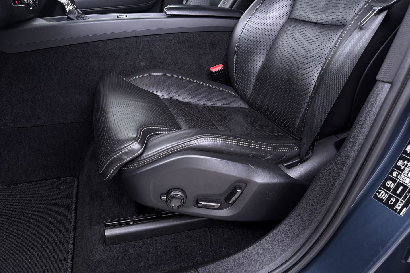 Volvo XC60 2.0 D4 AWD Momentum | HEICO SPORTIV | Grijs Kenteken | ACC | Head-Up | Stoelventilatie | Camera