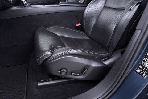 Volvo XC60 2.0 D4 AWD Momentum | HEICO SPORTIV | Grijs Kenteken | ACC | Head-Up | Stoelventilatie | Camera